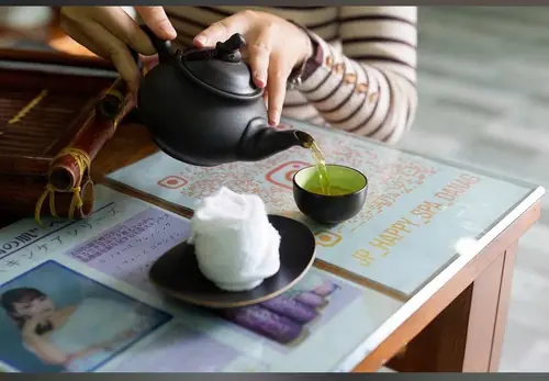Trà thảo mộc và khăn ấm chào mừng tại Happy Spa